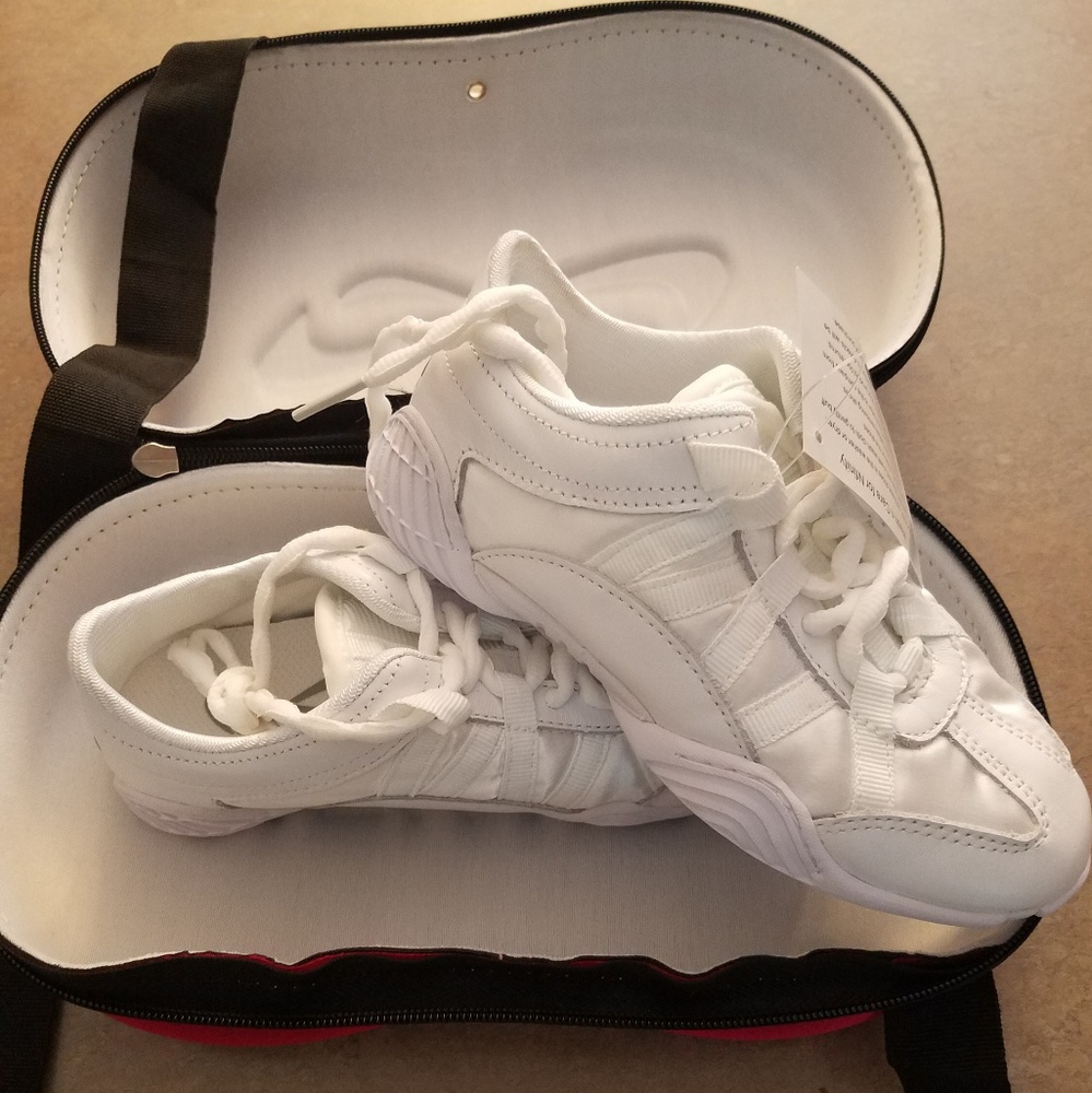 Nfinity Cheer Evoulution Youth size 3 cheer shoes